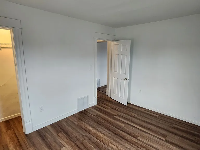 2320 Howe St — Photo 2