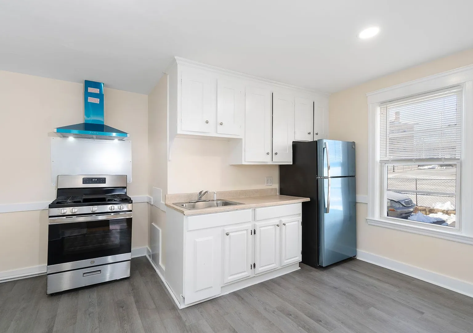1011 Dexter Street — Photo 2