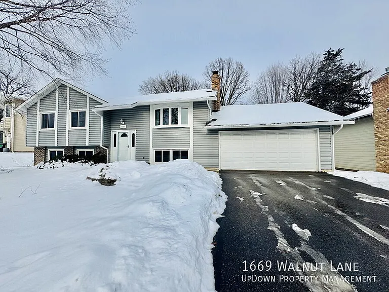1669 Walnut Ln — Photo 1