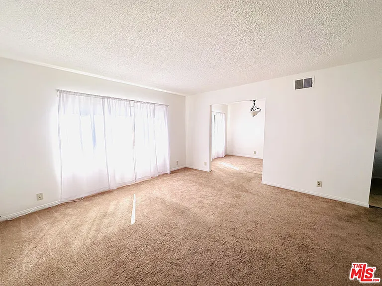 6069 1/2 Cashio St — Photo 2