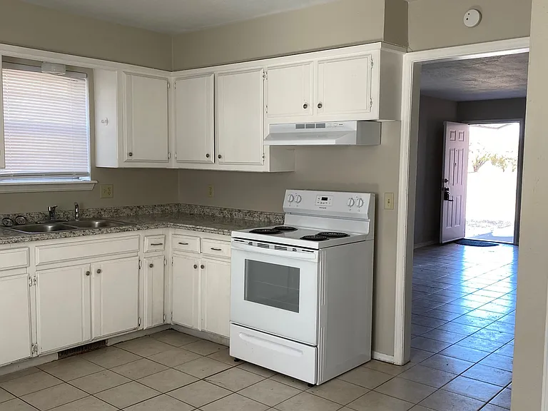 1018 E Main St — Photo 6