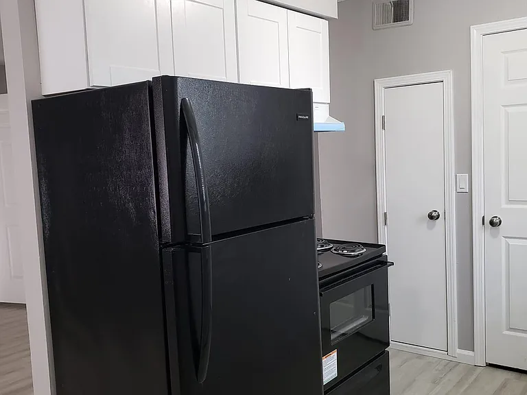 100 Sanders Ct #4 — Photo 1