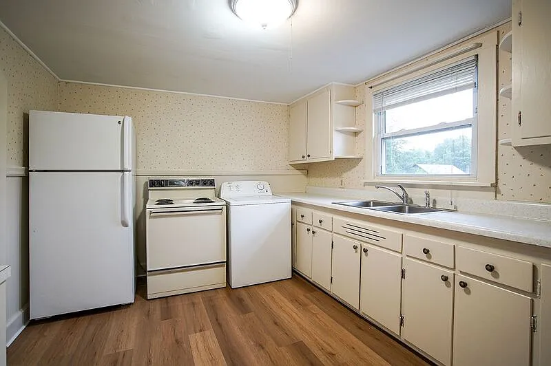 2 bed, 1.0 bath, $1,300 — Photo 3