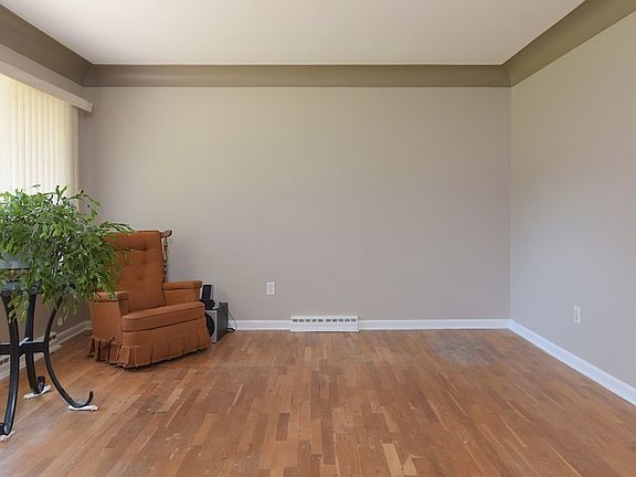 4th image of 2226 Saines Manor Dr