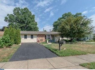 255 Willow Dr, Levittown, PA 19054