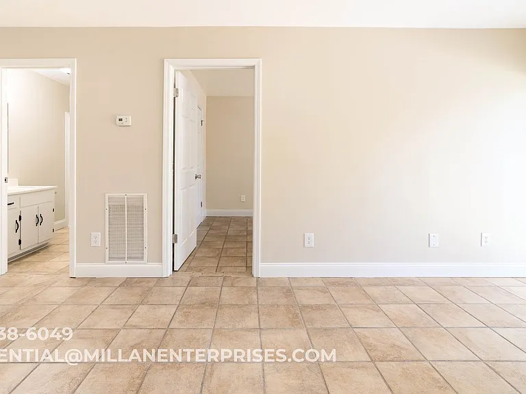 211 Oak St. Apartments — Photo 3