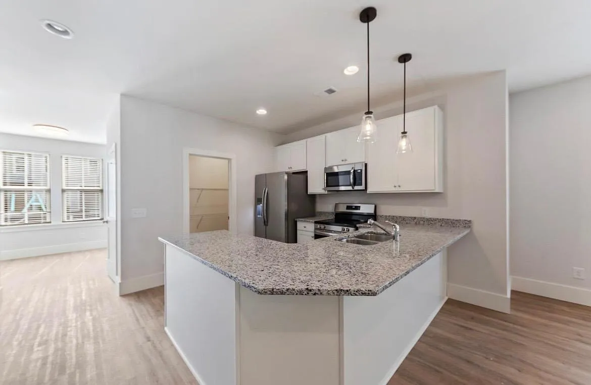 629 W 4th North St - . — Photo 3
