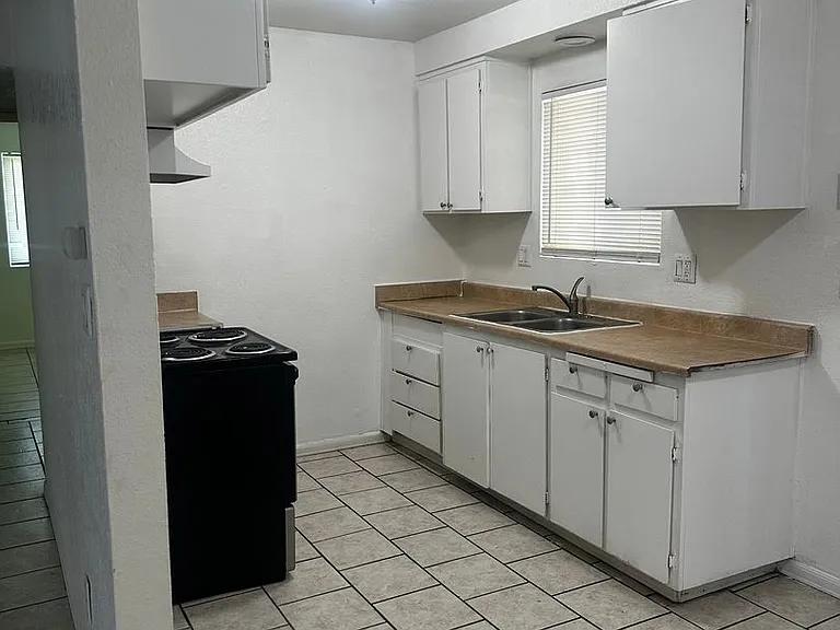 830 Astor Dr — Photo 5