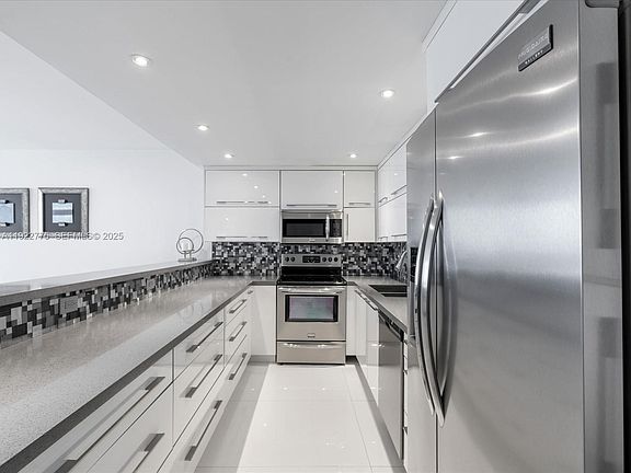 5th image of 19370 Collins Ave Floor 627-33