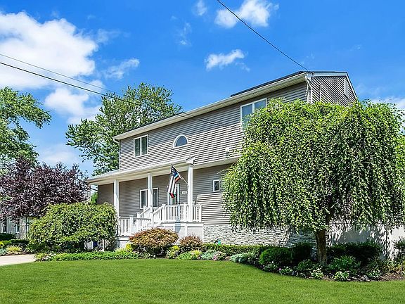 3rd image of 112 Pinewood Rd