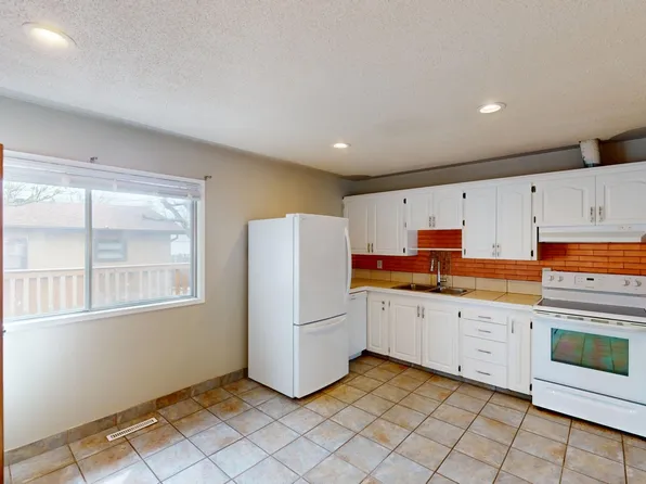 2528 Southwood Dr SE, Calgary, AB T2B 1S5