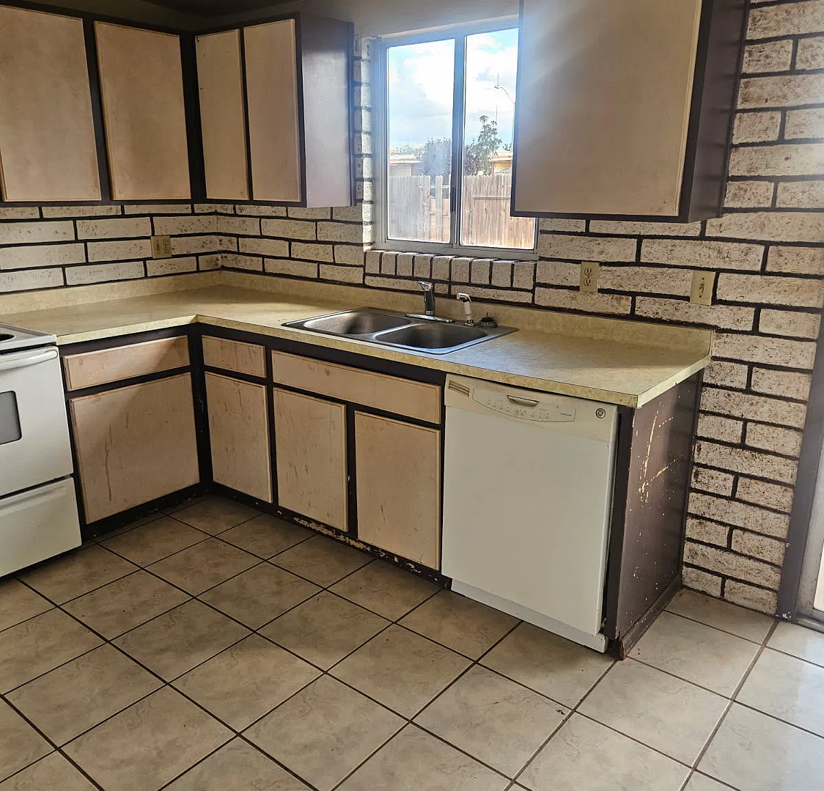 3 bed, 1300 sqft, $1,200 — Photo 2