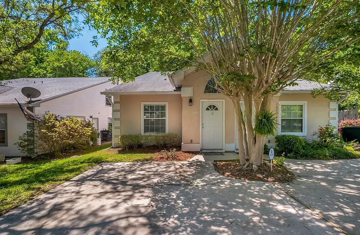Building Photo - 3007 Royal Palm Way