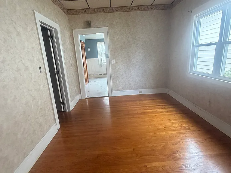 1717 Sanderson Ave — Photo 3