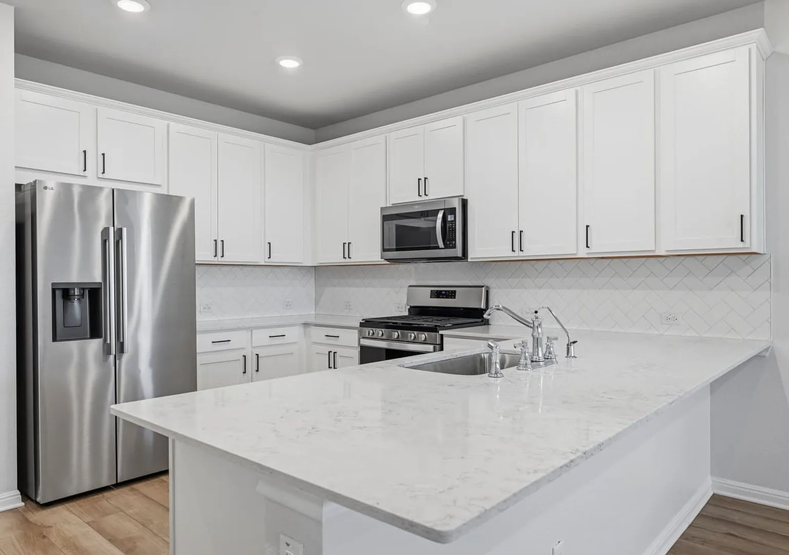 Space You'll Love. Location You'll Appreciate 4 bedroom -2 baths — Photo 3