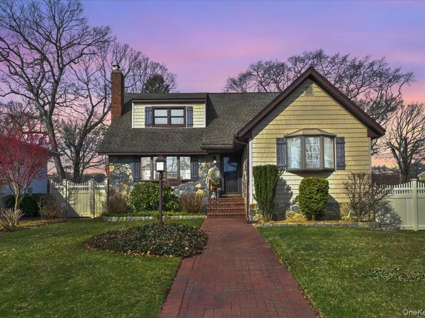 2 Oak Place, Massapequa, NY 11758