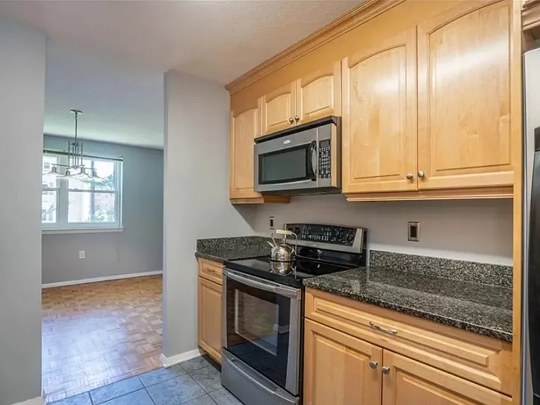 887 Farmington Ave #1E — Photo 8