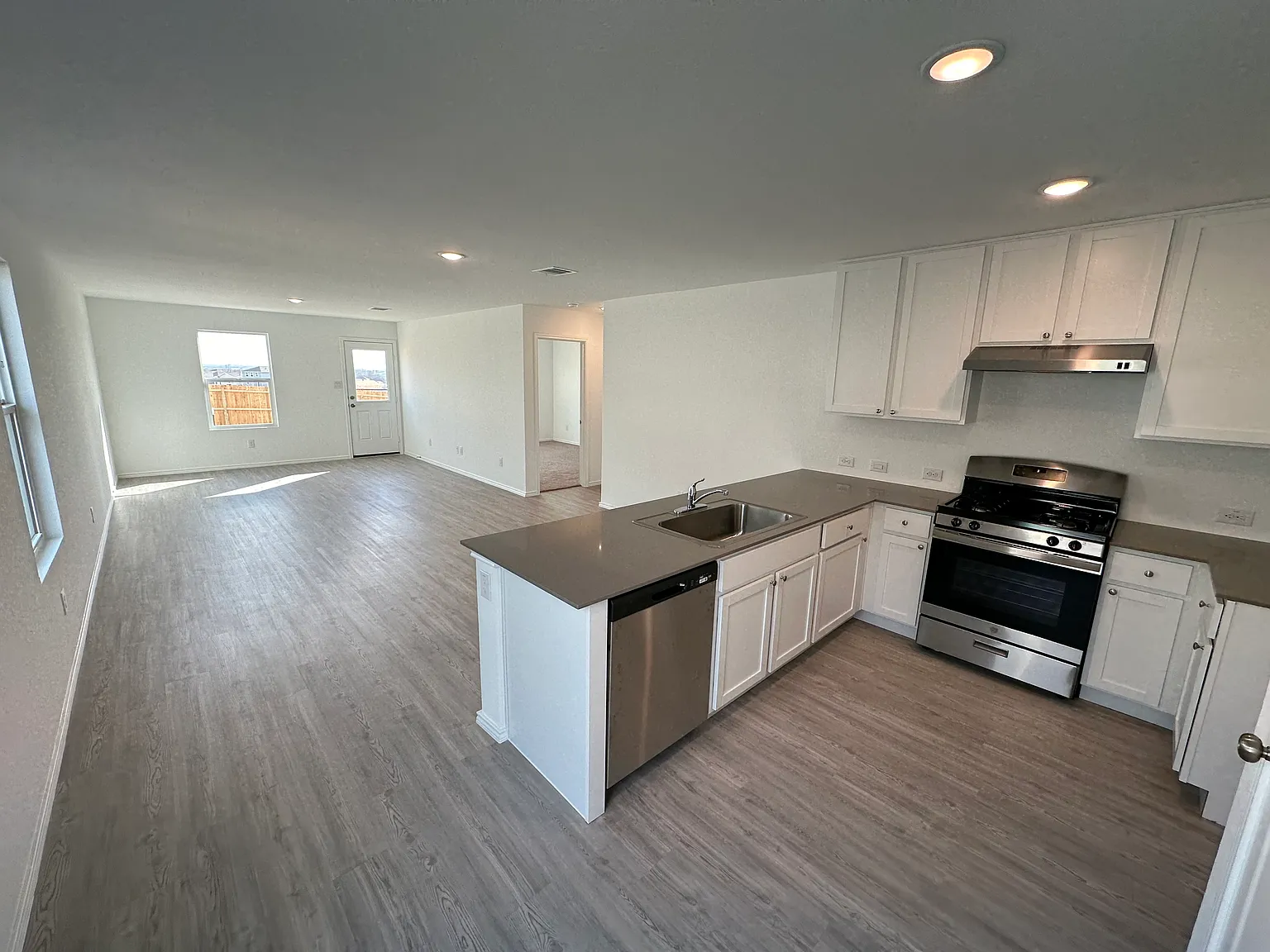 3 bed, 1230 sqft, $1,450 — Photo 2