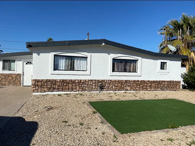 2218 E Arbor Cir — Photo 1
