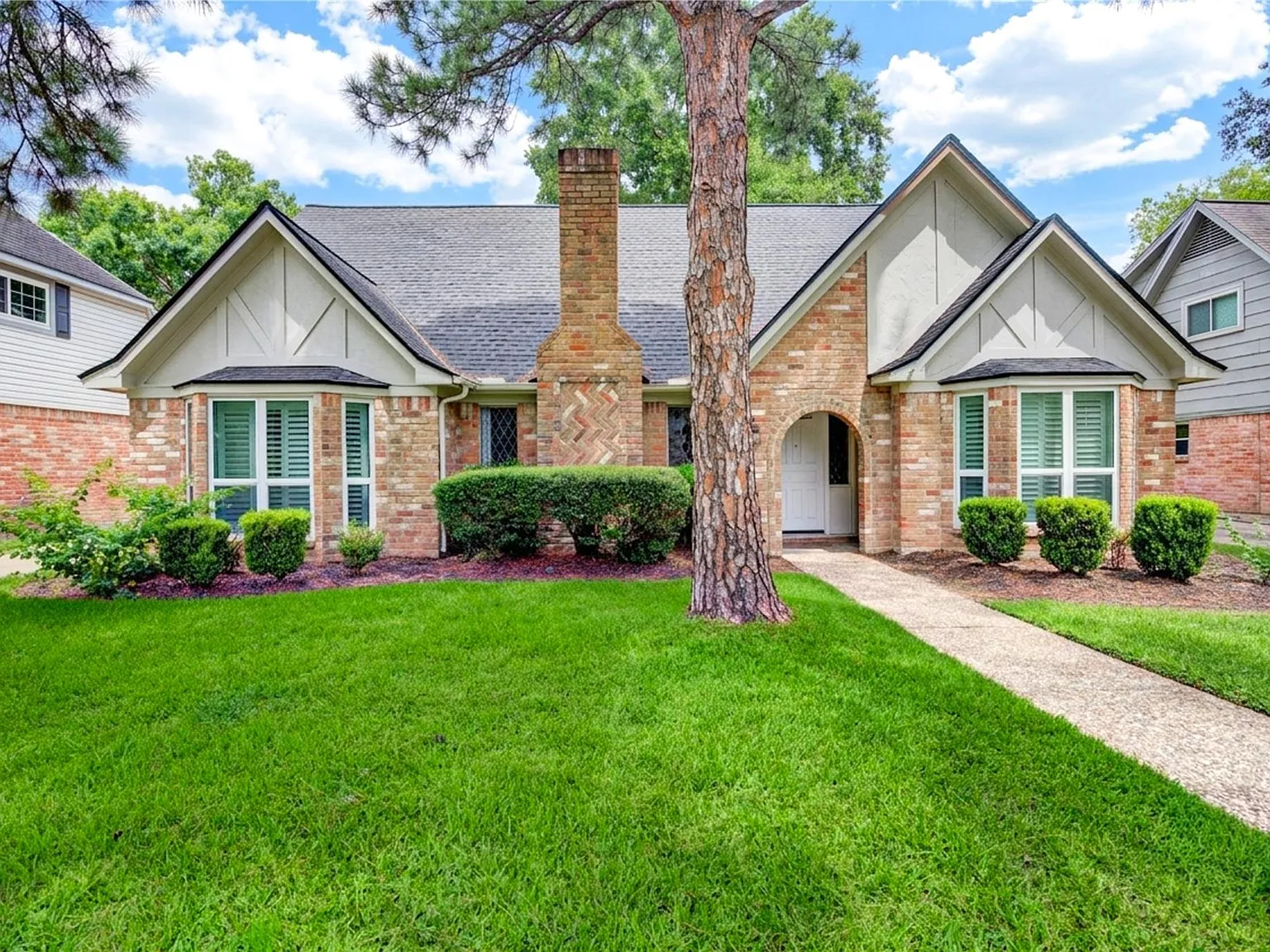 4 bed, 2.5 bath, 2293 sqft, $3,150 — Photo 2