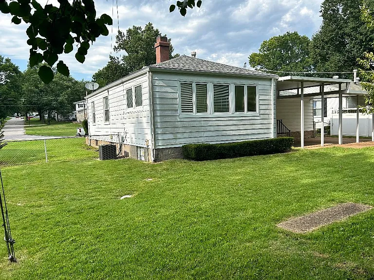 1148 Ashford Dr — Photo 4
