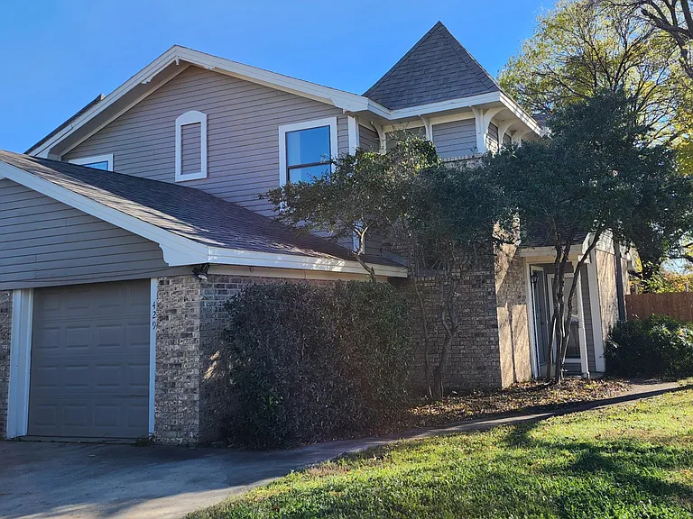 429 Benjamin St — Photo 1