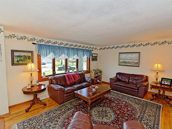 4th image of 17 Scotchpine Dr