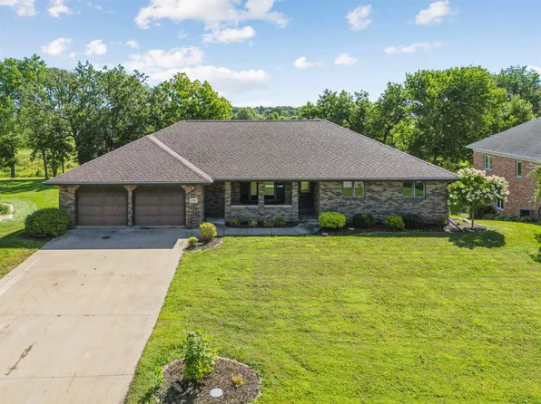 638 5th St SW, Dyersville, IA 52040