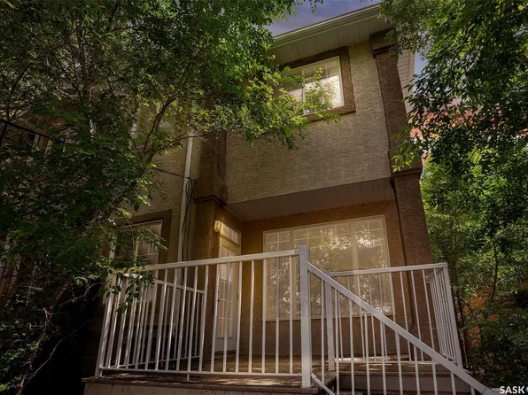 3876 Robinson Street, Regina, SK S4S 3C6