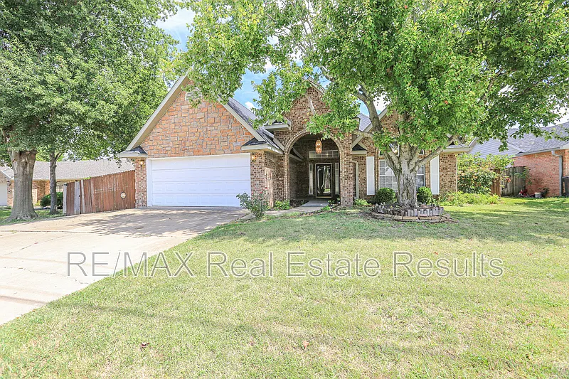 3 bed, 2.0 bath, 1802 sqft, $2,000 — Photo 2