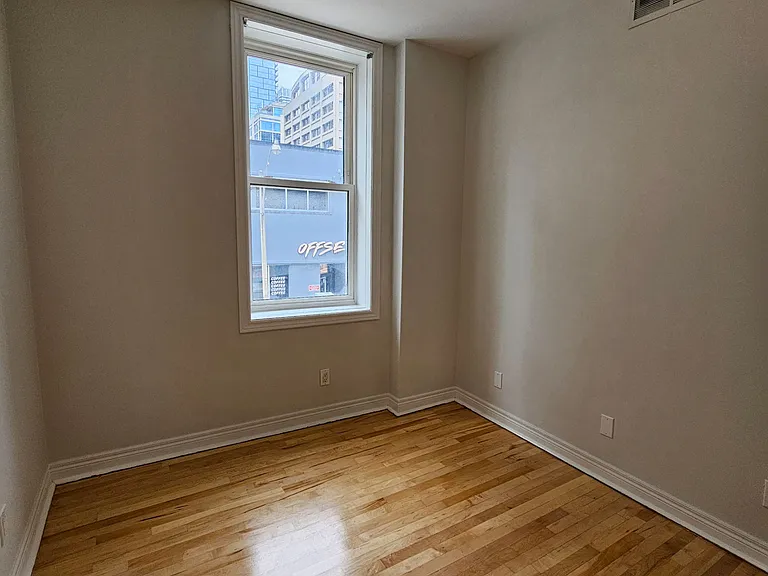 524 Yonge St #201 — Photo 12