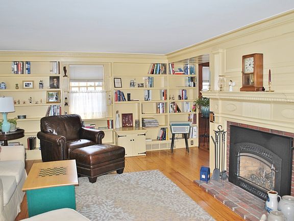 4th image of 22 Pine Hill Ave