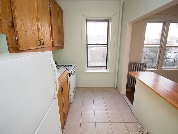 2nd image of 487 Saint Johns Pl APT 1C