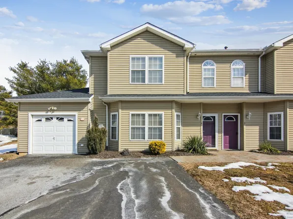4 Sarahs Place #4, Wallingford, CT 06492