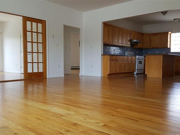 4th image of 351 Main Ave