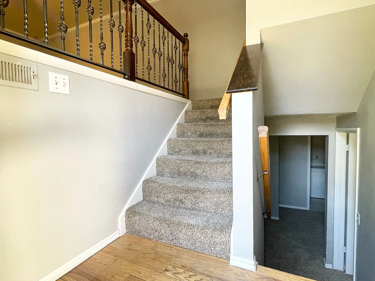 Pet Friendly Home in North Salt Lake! — Photo 2