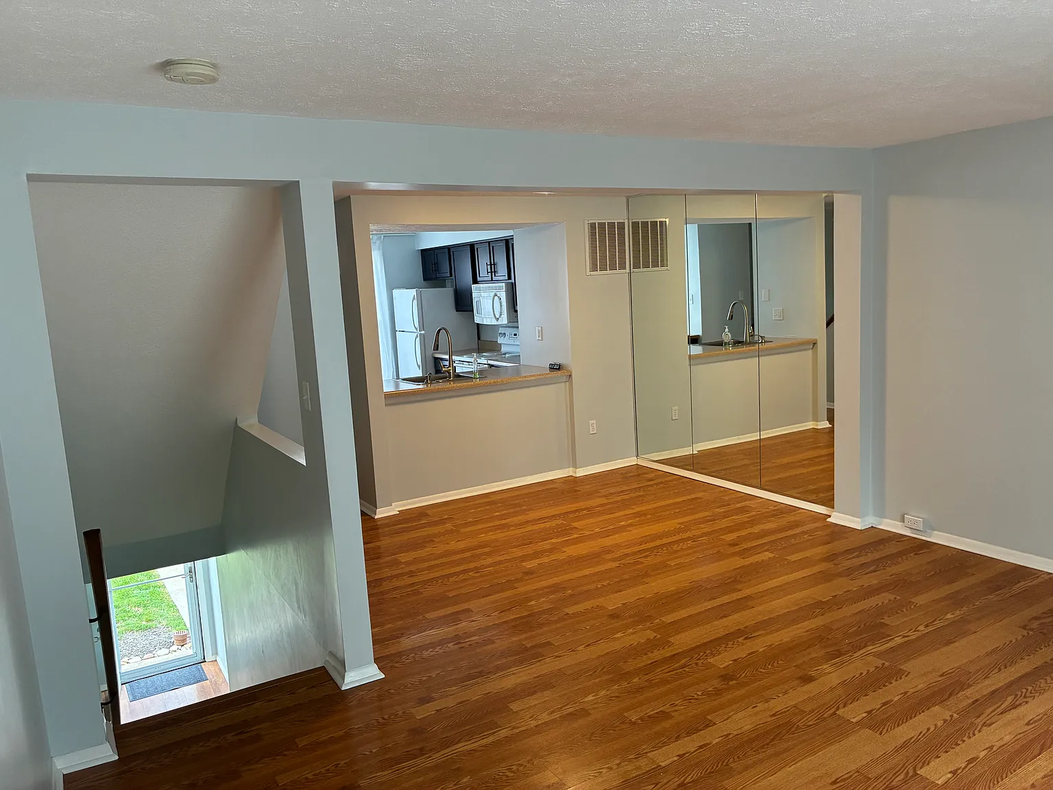 2 bed, 1.5 bath, 1040 sqft, $1,800 — Photo 3