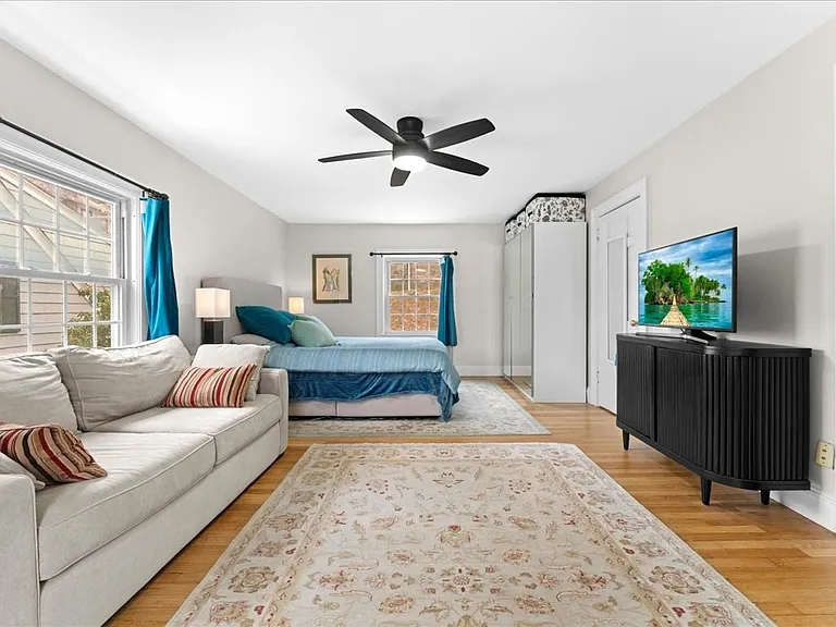 40 Lake Shore Rd — Photo 16