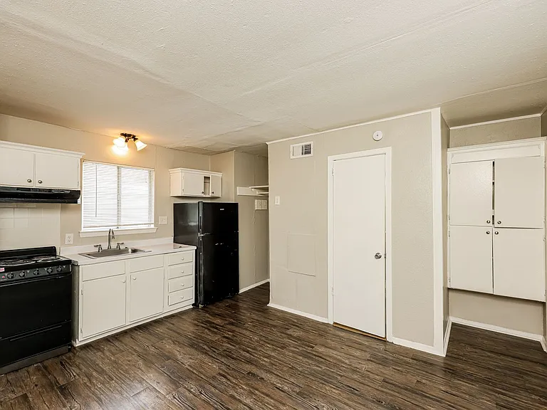 Monarch Court — Photo 8