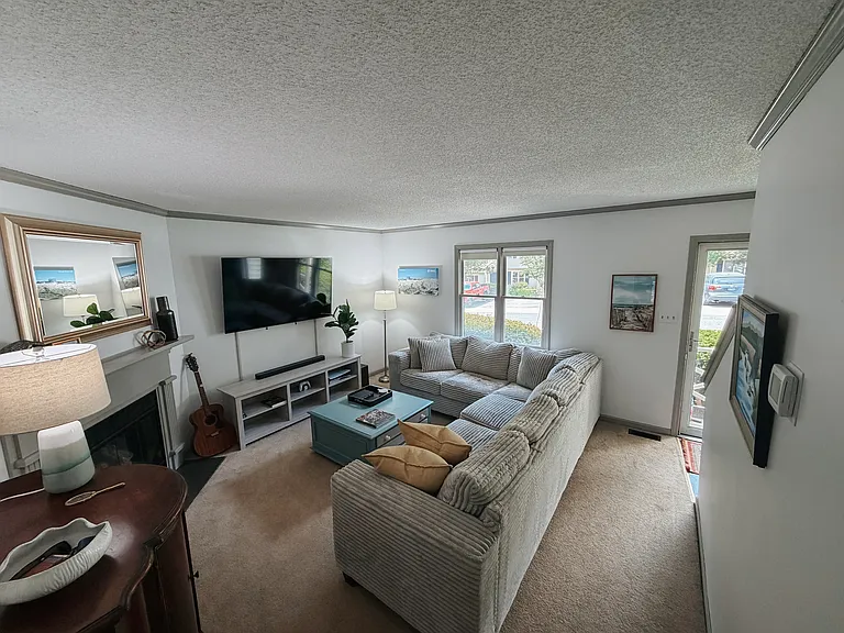 6530 Thetford Ct — Photo 4