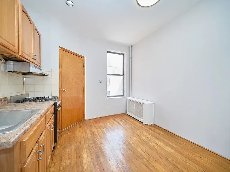 501 1/2 W 43rd St #5E — Photo 9