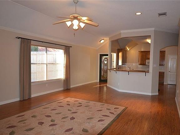 3rd image of 402 Harwood Cir