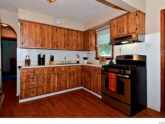 4th image of 9522 Theodosia Ave