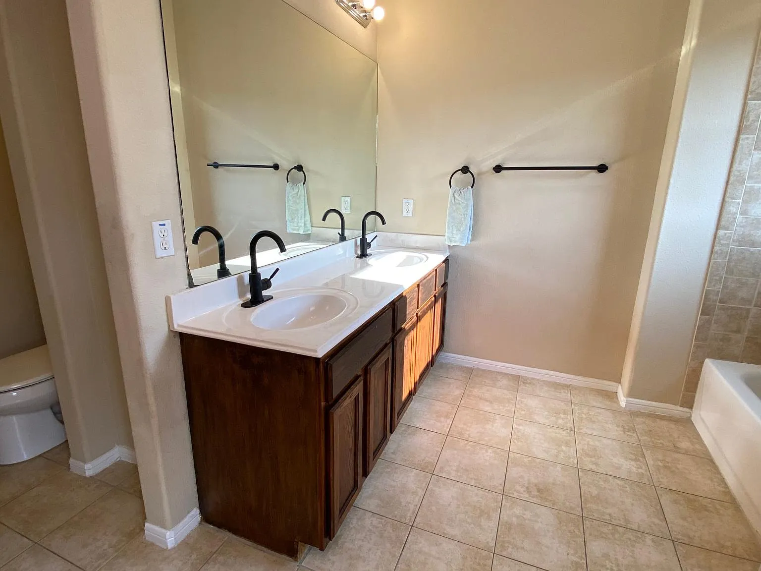 3 bed, 2.5 bath, 1818 sqft, $1,990 — Photo 3