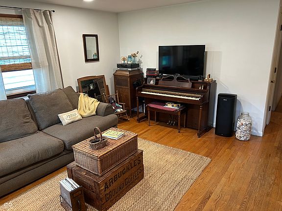 4th image of 2411 Sheffield Ave