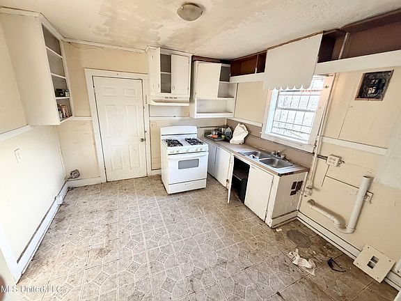 3rd image of 4210 Chennault Ave