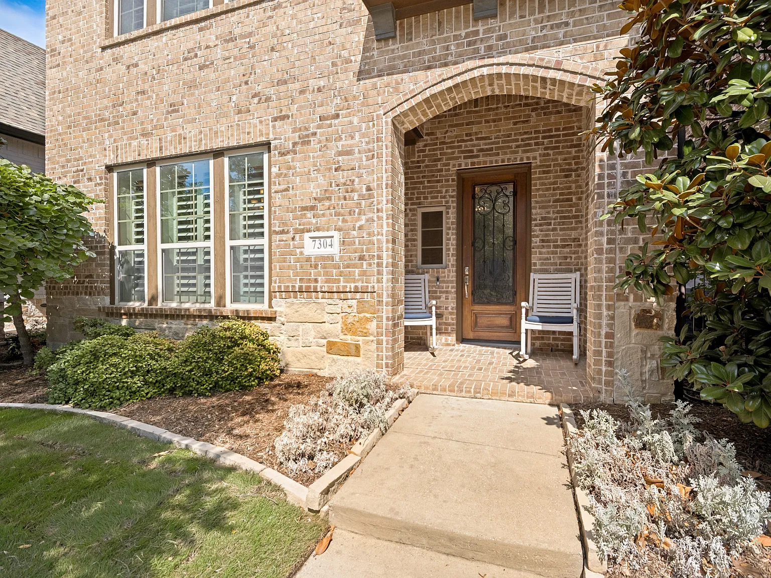 3 bed, 2.5 bath, 2701 sqft, $3,100 — Photo 2