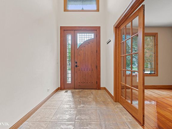 5th image of 172 Henderson St