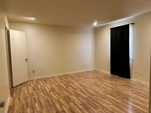 4th image of 2703 Lexington Dr