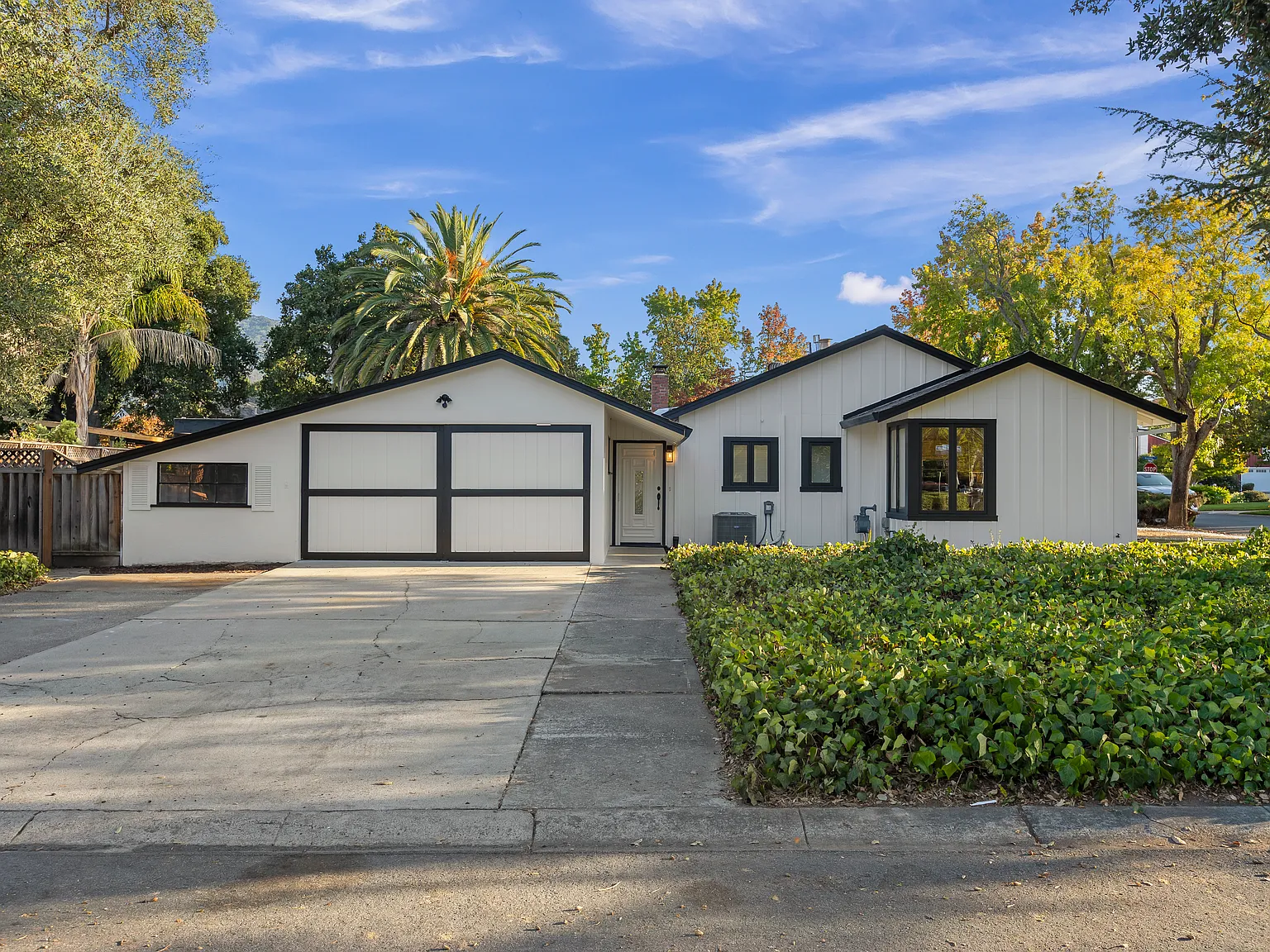 4 bed, 2.5 bath, 2520 sqft, $9,500 — Photo 4